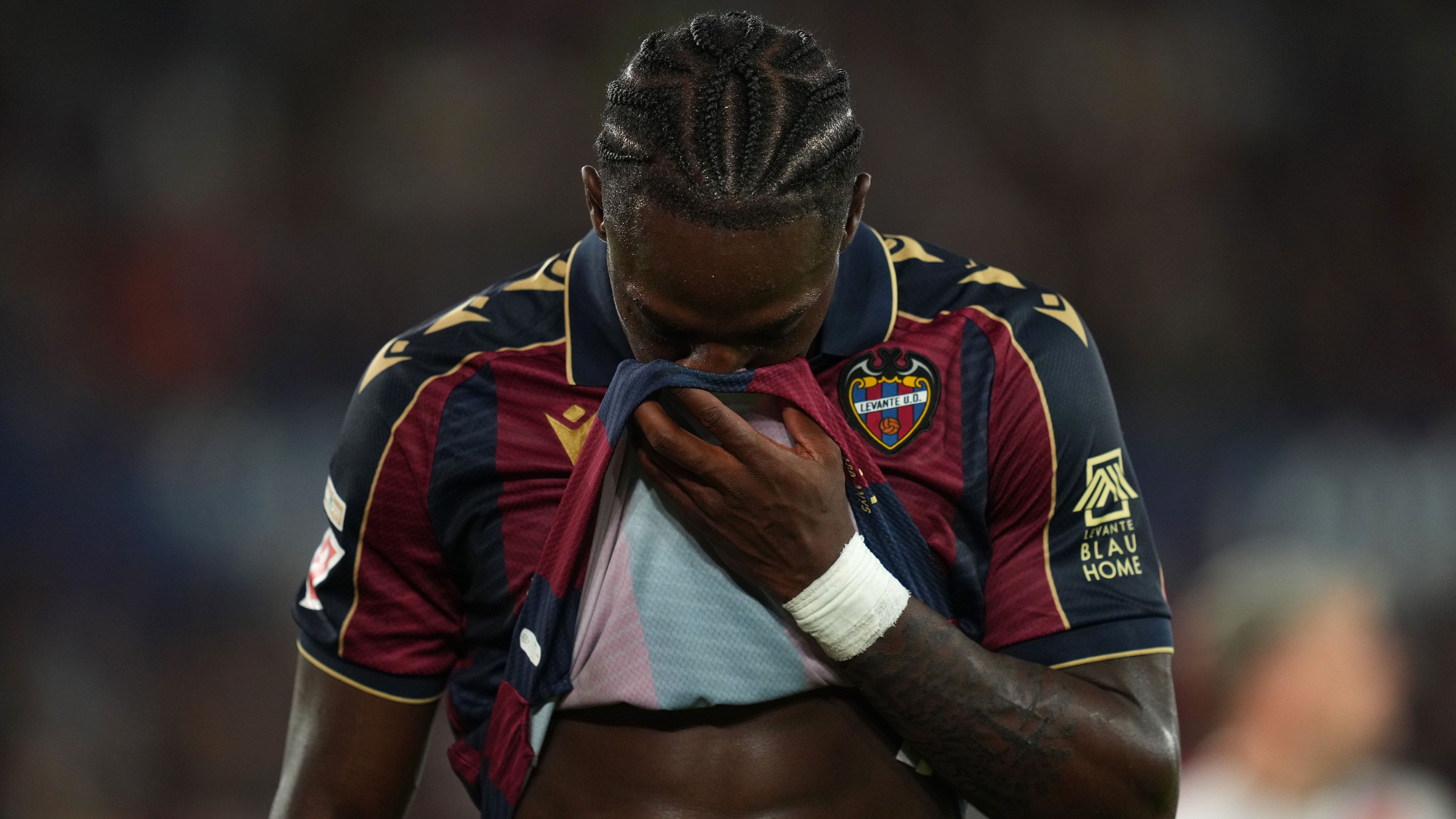 A Promising Talent Eyes Chelsea Move: Barcelona and Real Madrid Target Compares Himself to Harry Kane in Style