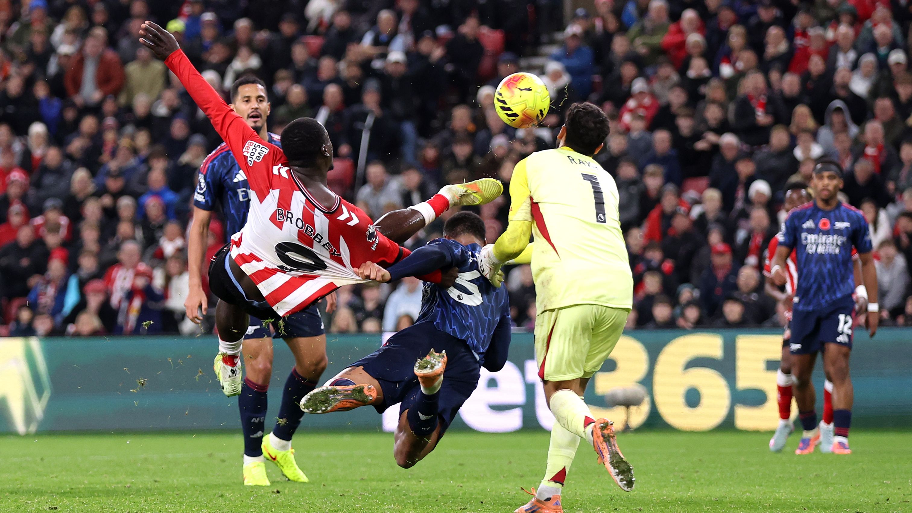 Mikel Arteta Expresses Deep Frustration and Physical Discomfort After Arsenal’s Draw with Sunderland Ends Clean Sheet Streak