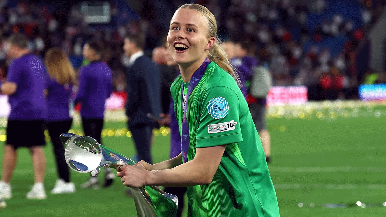 Hannah Hampton Claims BBC Women’s Footballer of the Year Award, Outshining Alessia Russo and Aitana Bonmatí in Prestigious Honour