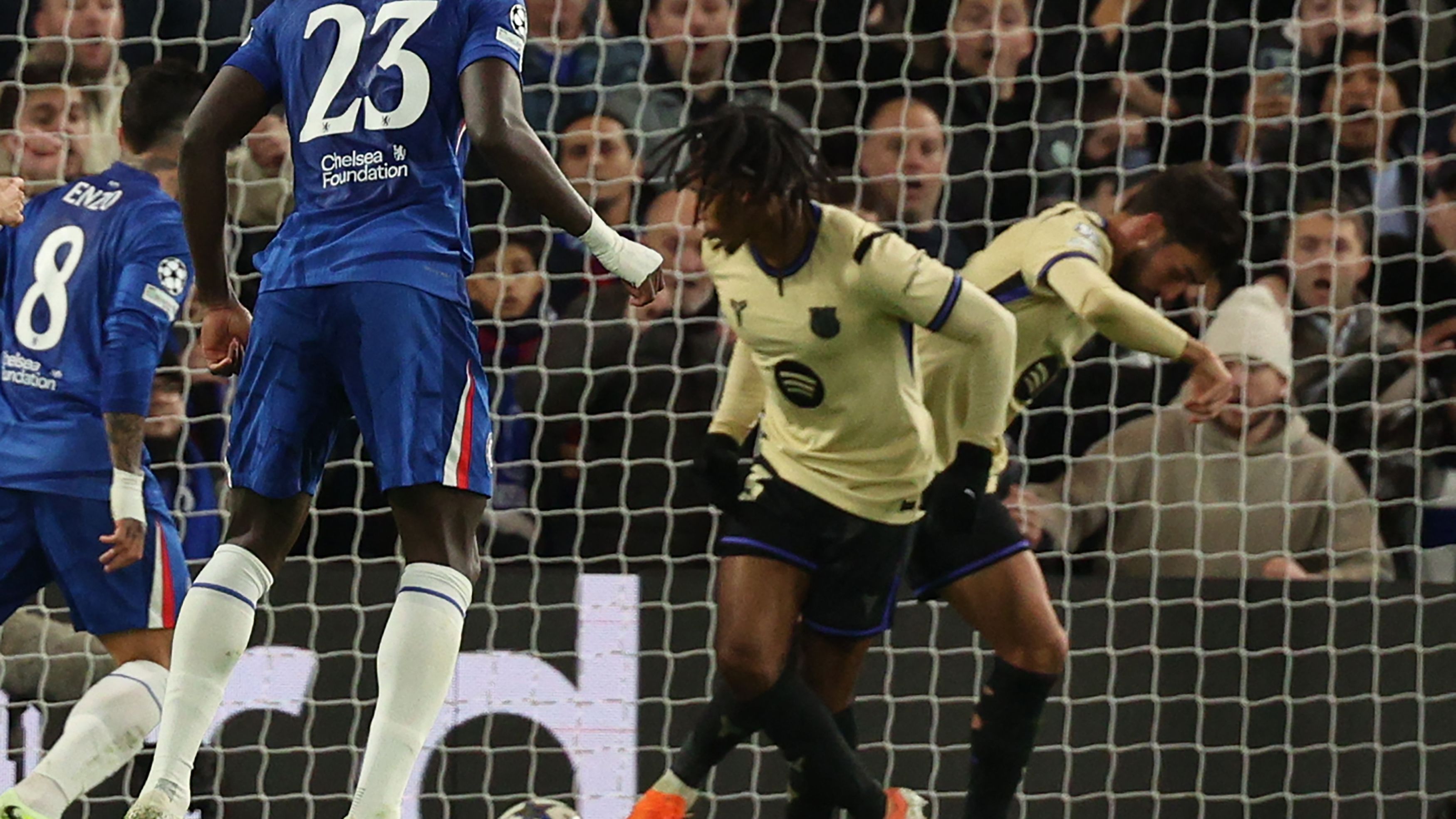 Barcelona Player Ratings vs. Chelsea: Ronald Araujo’s Red Card Epitomizes Blaugrana’s Disappointing Performance as Ferran Torres, Jules Kounde, and Others Struggle in Champions League Defeat